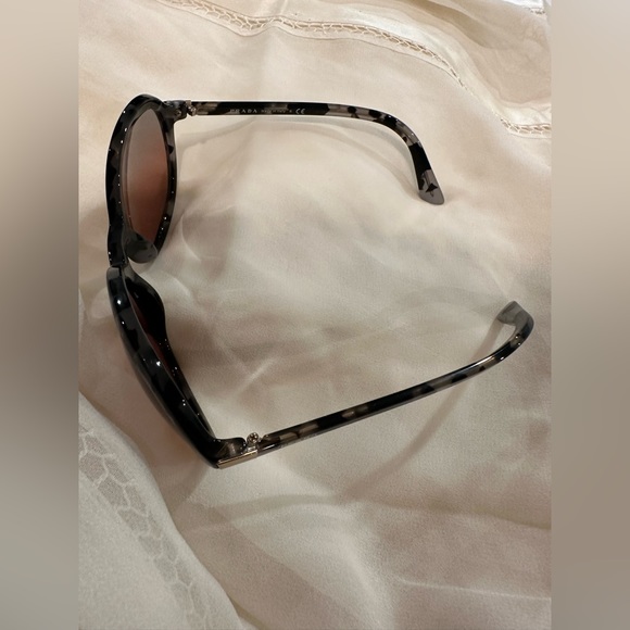 Prada sunglasses excellent condition no scratches - Picture 3 of 12